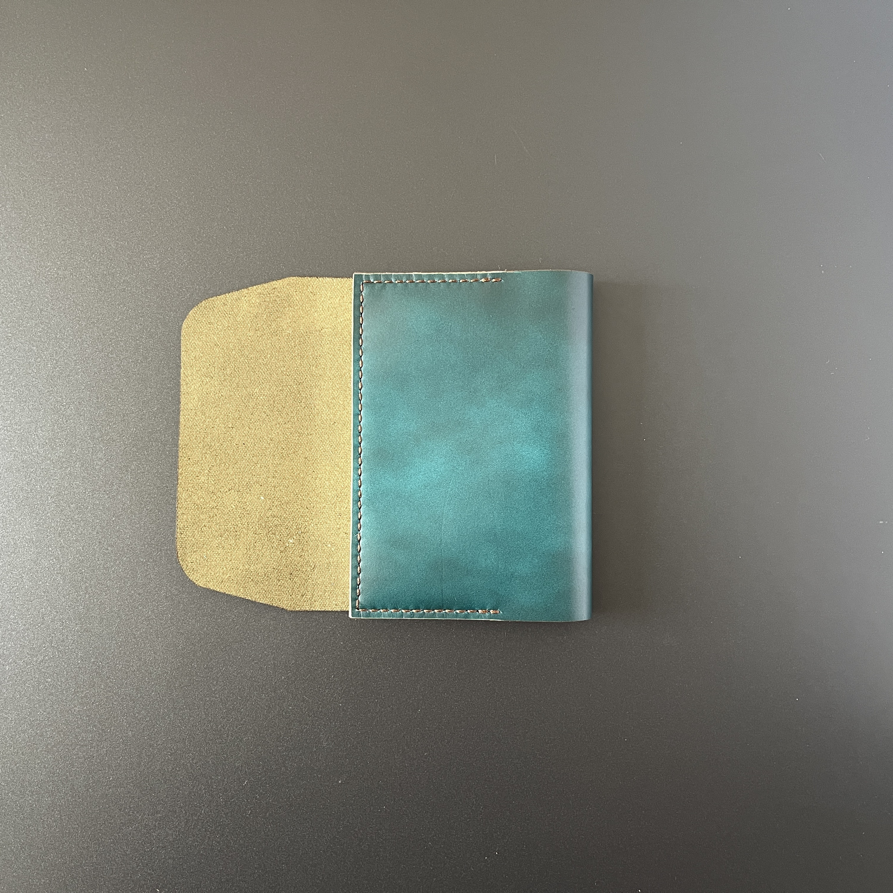 A5サイズ　バンド付き　ブックカバー　手縫いの姫路レザー