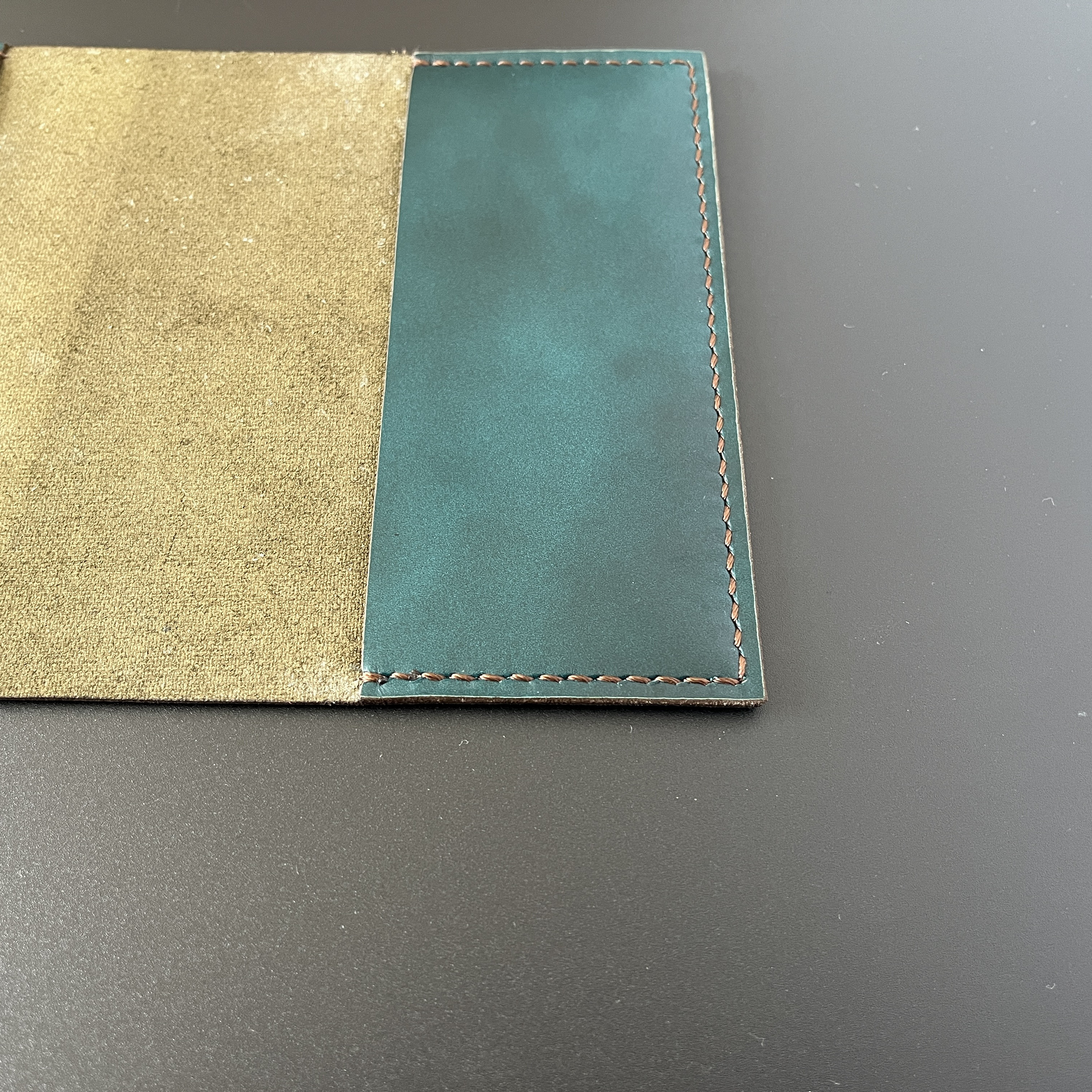 A5サイズ　バンド付き　ブックカバー　手縫いの姫路レザー