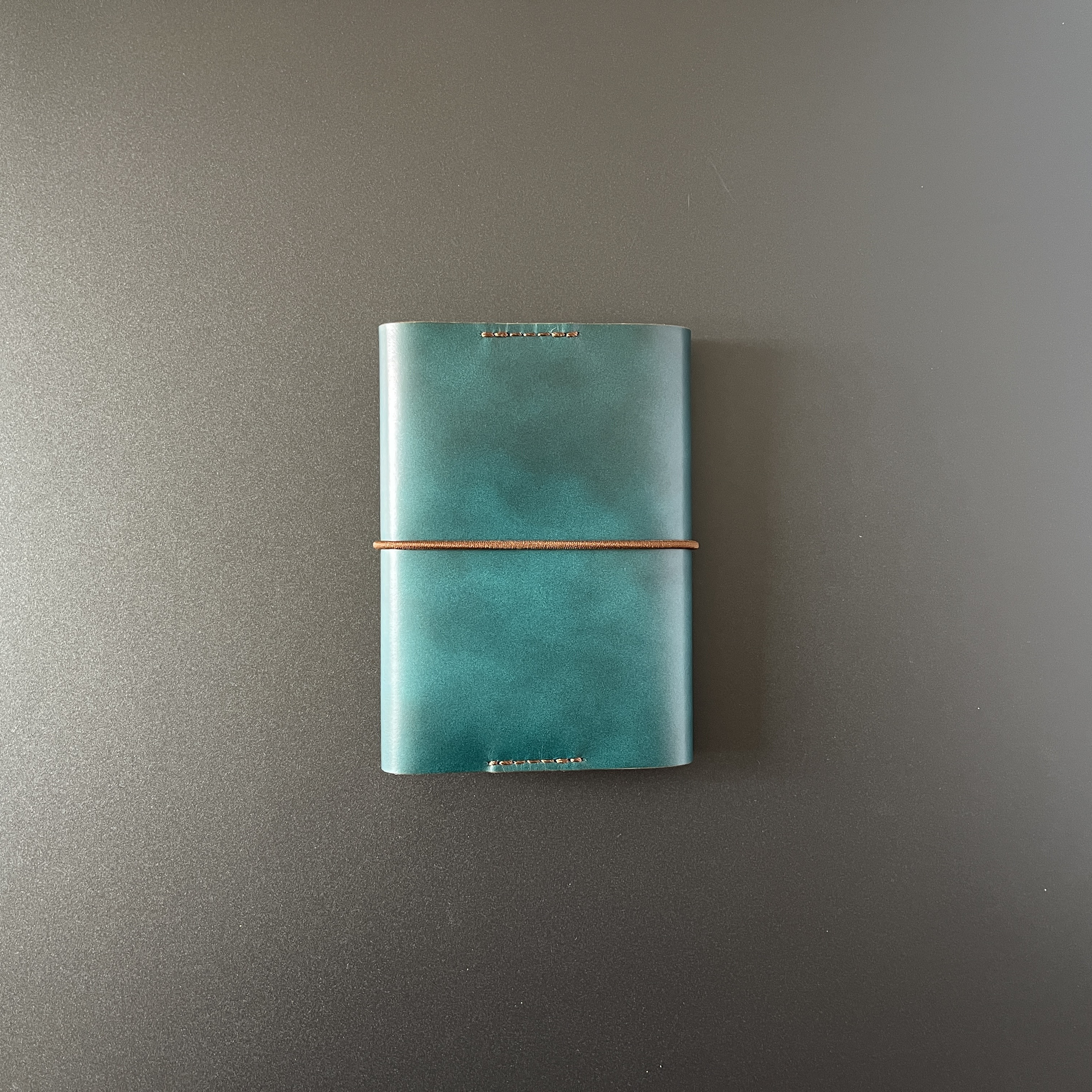 A5サイズ　バンド付き　ブックカバー　手縫いの姫路レザー