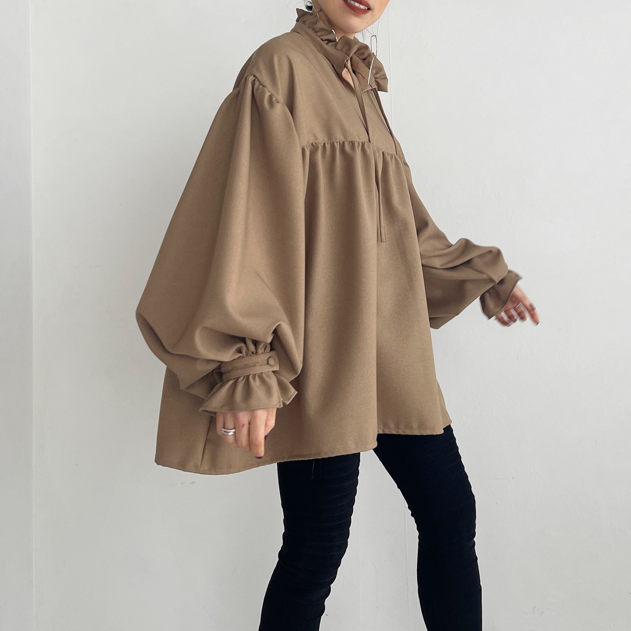 ウールライクフリルネックリボンブラウス(beige)