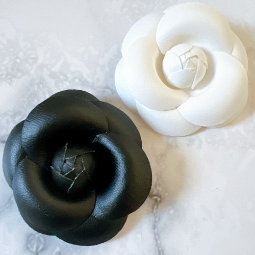 レア‼️ ヴィンテージ カメリア　コサージュ 未使用 CHANELフランス製ブラックレザーカメリアコサージュ | JVINTAGE