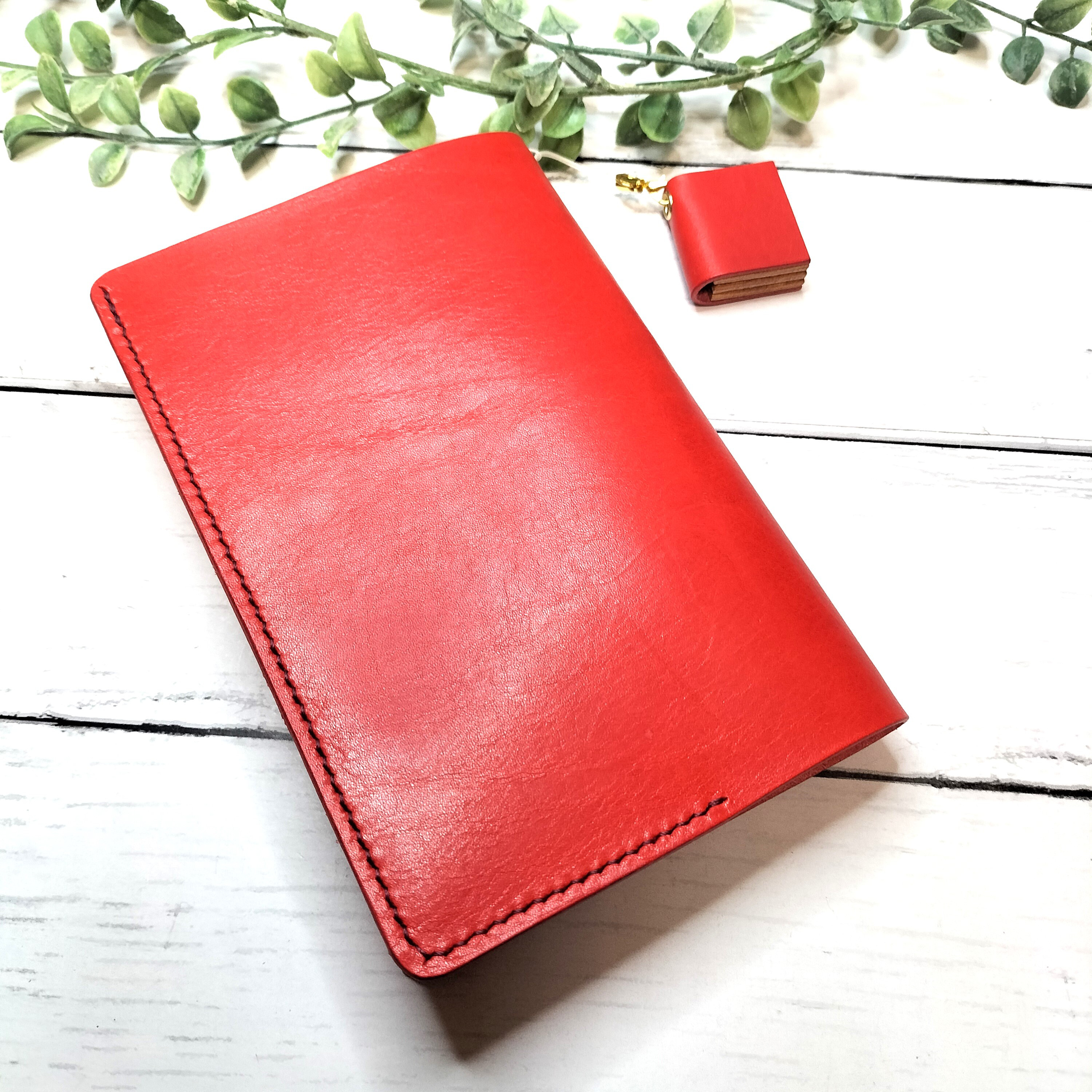 【新書】経年変化を楽しめるブックカバー・本型キーホルダー付【茜】