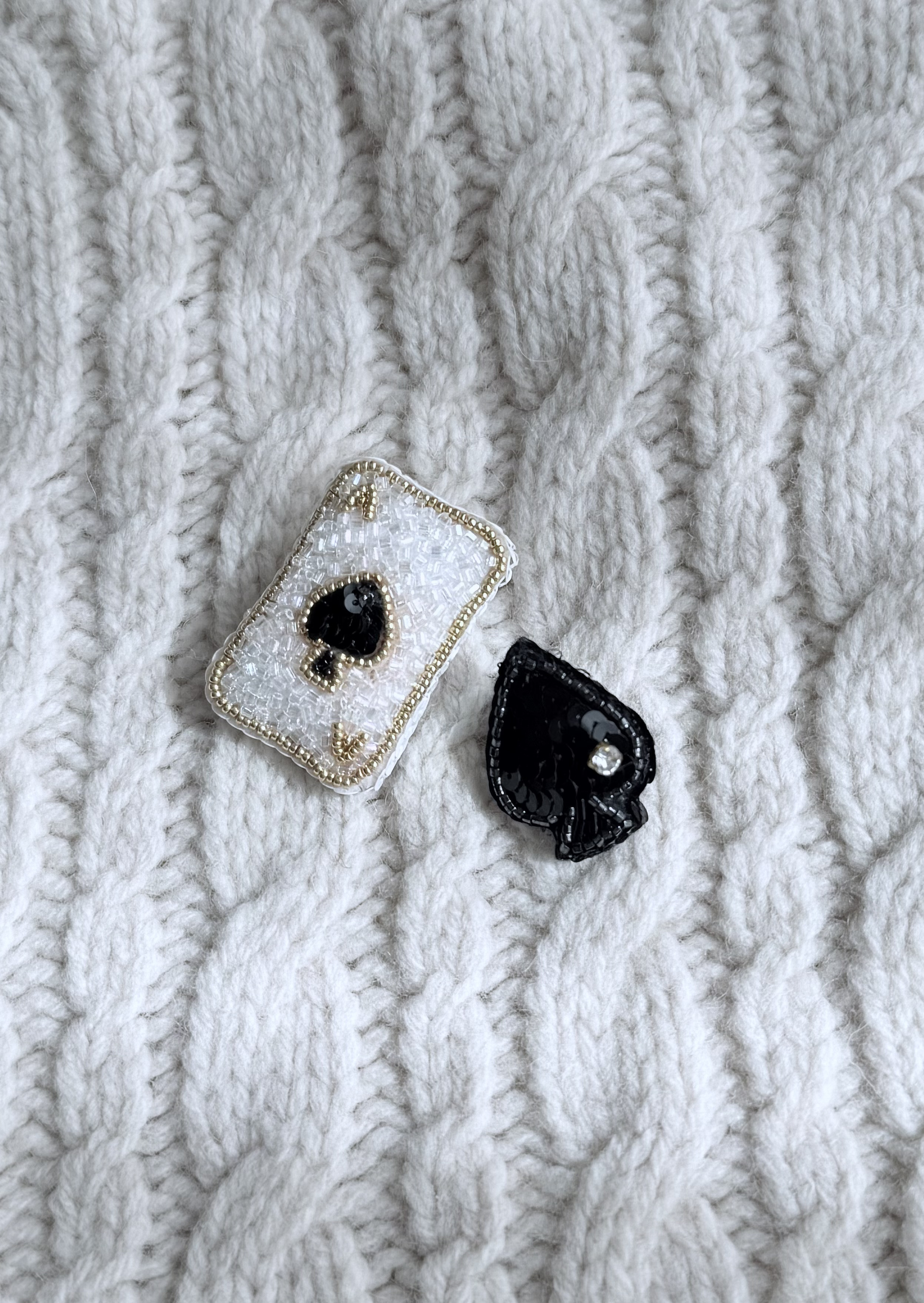 ビーズ刺繍のぷっくりトランプブローチ・スペードのエース（2個セット）