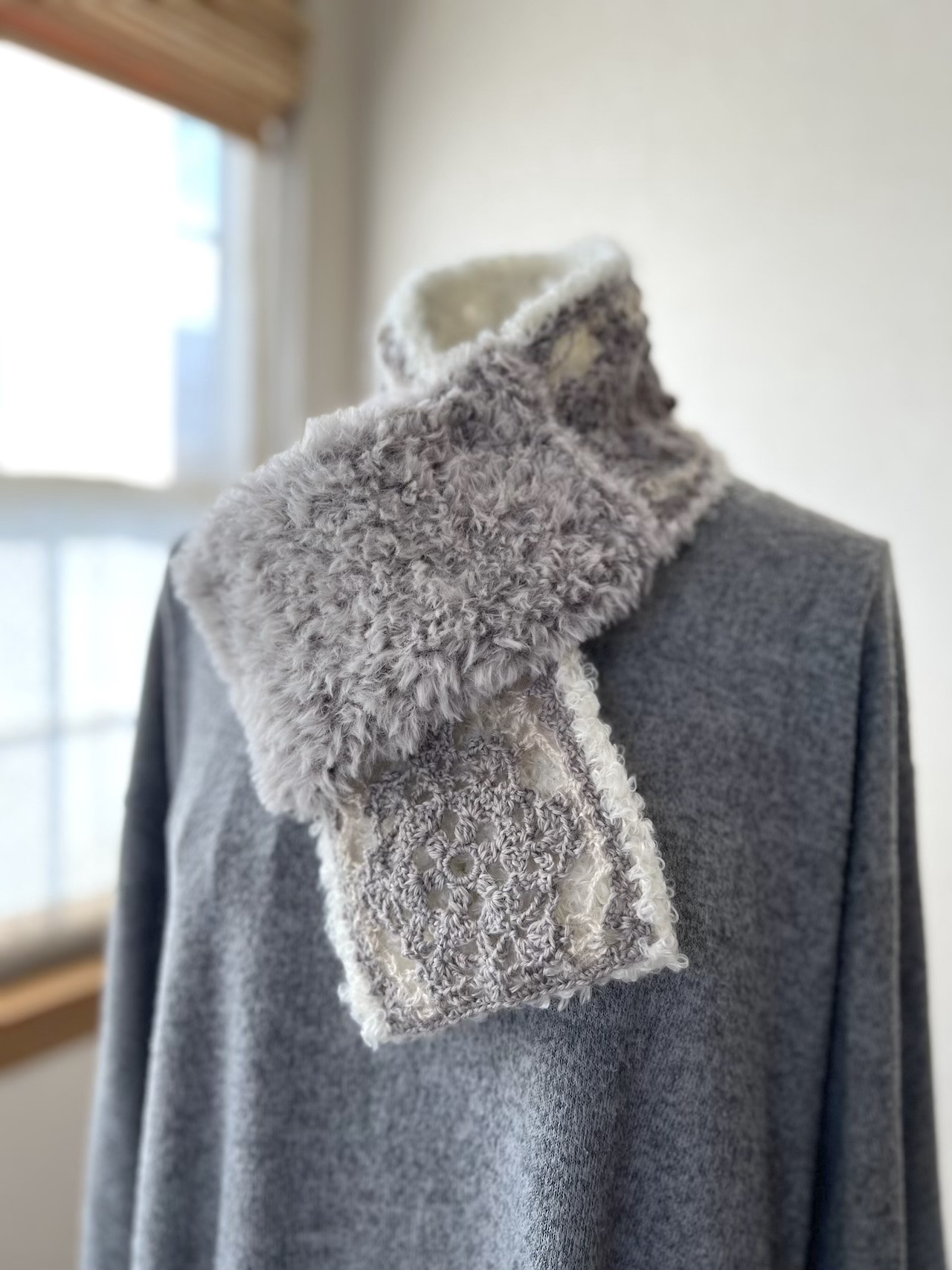 Sari : クロッシェモチーフのマフラー