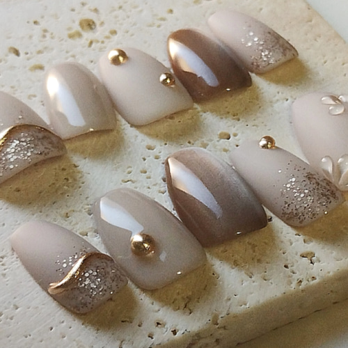 ネイルチップ オフィス/大人/ニュアンス/ベージュ/ぷっくりフラワー/お