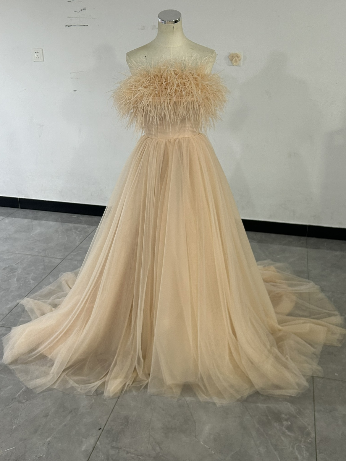 抜群のおしゃれ見え ピンク パーティードレス フェザー ベアトップ 編み上げ 可愛い 演奏会/音楽会