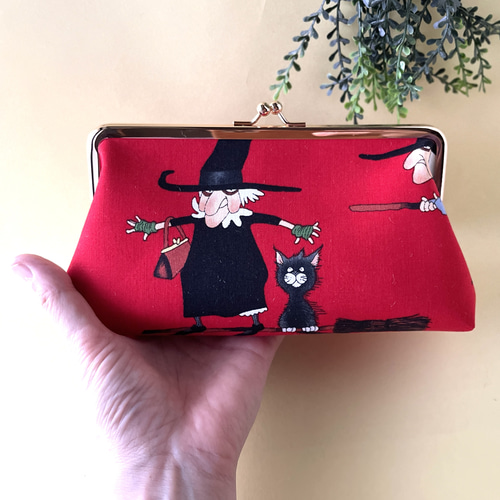 cancan☆フラットポーチ♥️赤☆白☆黒☆印象的な女性C♥️ハンドメイド ポーチ 小物入れ おしゃれ 刺繍 丸 フラット かわいい スクエア