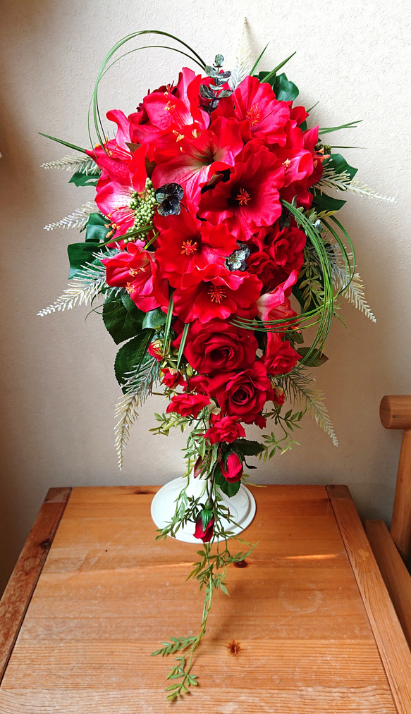 ハイビスカスとアマリリスのキャスケードブーケ。大人気