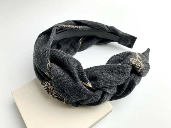 三つ編みのカチューシャ 刺繍入りコットンビエラ チャコールグレー 9枚目の画像