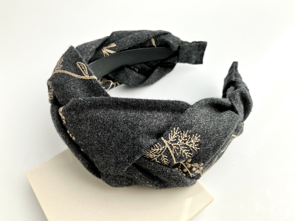 三つ編みのカチューシャ 刺繍入りコットンビエラ チャコールグレー 2枚目の画像