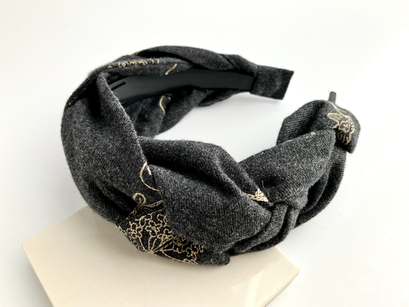 三つ編みのカチューシャ 刺繍入りコットンビエラ チャコールグレー 1枚目の画像