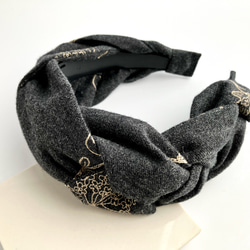 三つ編みのカチューシャ 刺繍入りコットンビエラ チャコールグレー 11枚目の画像