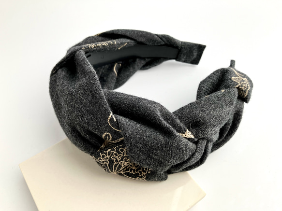 三つ編みのカチューシャ 刺繍入りコットンビエラ チャコールグレー 11枚目の画像