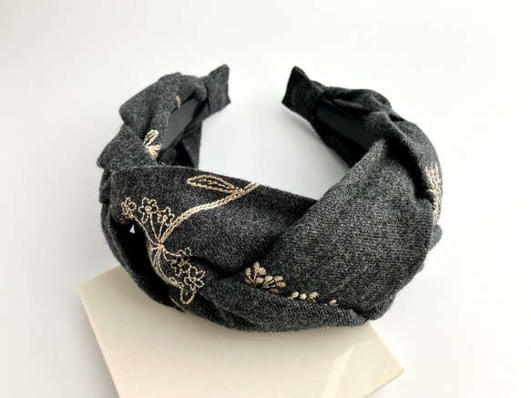 三つ編みのカチューシャ 刺繍入りコットンビエラ チャコールグレー 3枚目の画像