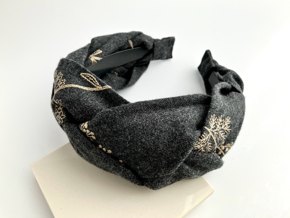 三つ編みのカチューシャ 刺繍入りコットンビエラ チャコールグレー 10枚目の画像