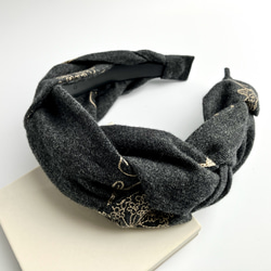 三つ編みのカチューシャ 刺繍入りコットンビエラ チャコールグレー 8枚目の画像