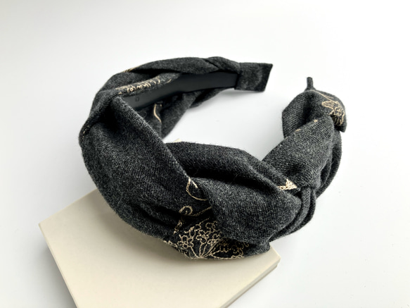 三つ編みのカチューシャ 刺繍入りコットンビエラ チャコールグレー 8枚目の画像