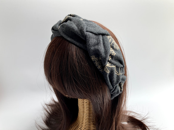 三つ編みのカチューシャ 刺繍入りコットンビエラ チャコールグレー 4枚目の画像