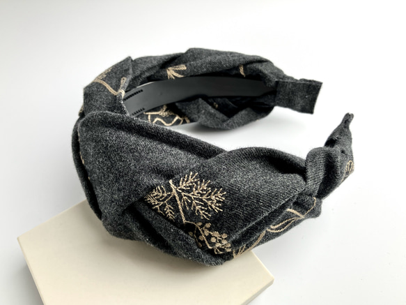 三つ編みのカチューシャ 刺繍入りコットンビエラ チャコールグレー 7枚目の画像