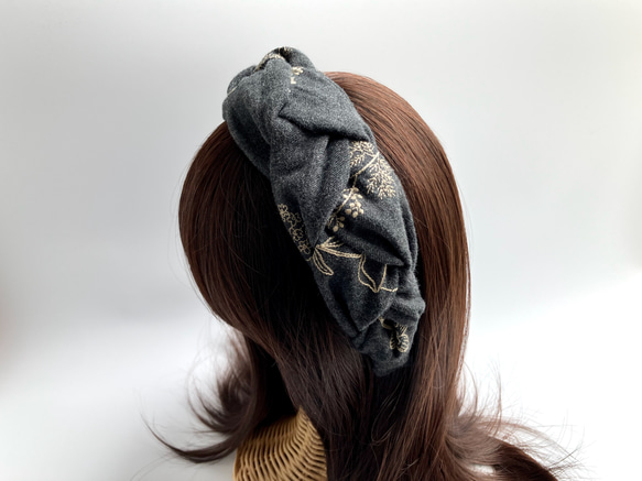 三つ編みのカチューシャ 刺繍入りコットンビエラ チャコールグレー 6枚目の画像