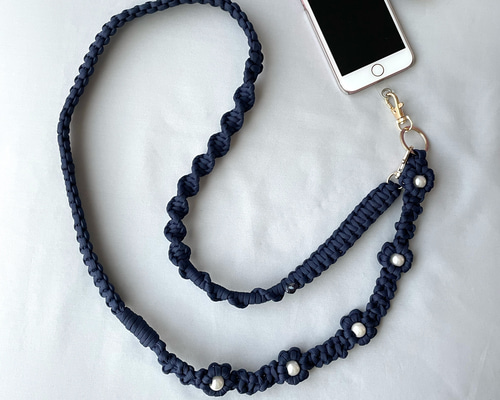 パラコードで作るお花のスマホショルダーストラップ(ネイビー