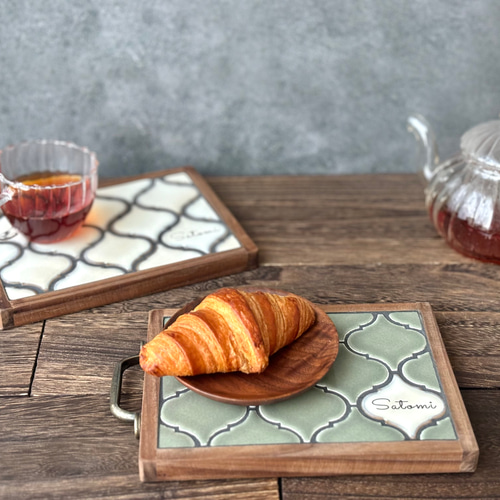 タイルトレー　1枚　 古道具　お盆 アンティークコラベルタイルトレー くすみグリーン 名前刻印タイル入り