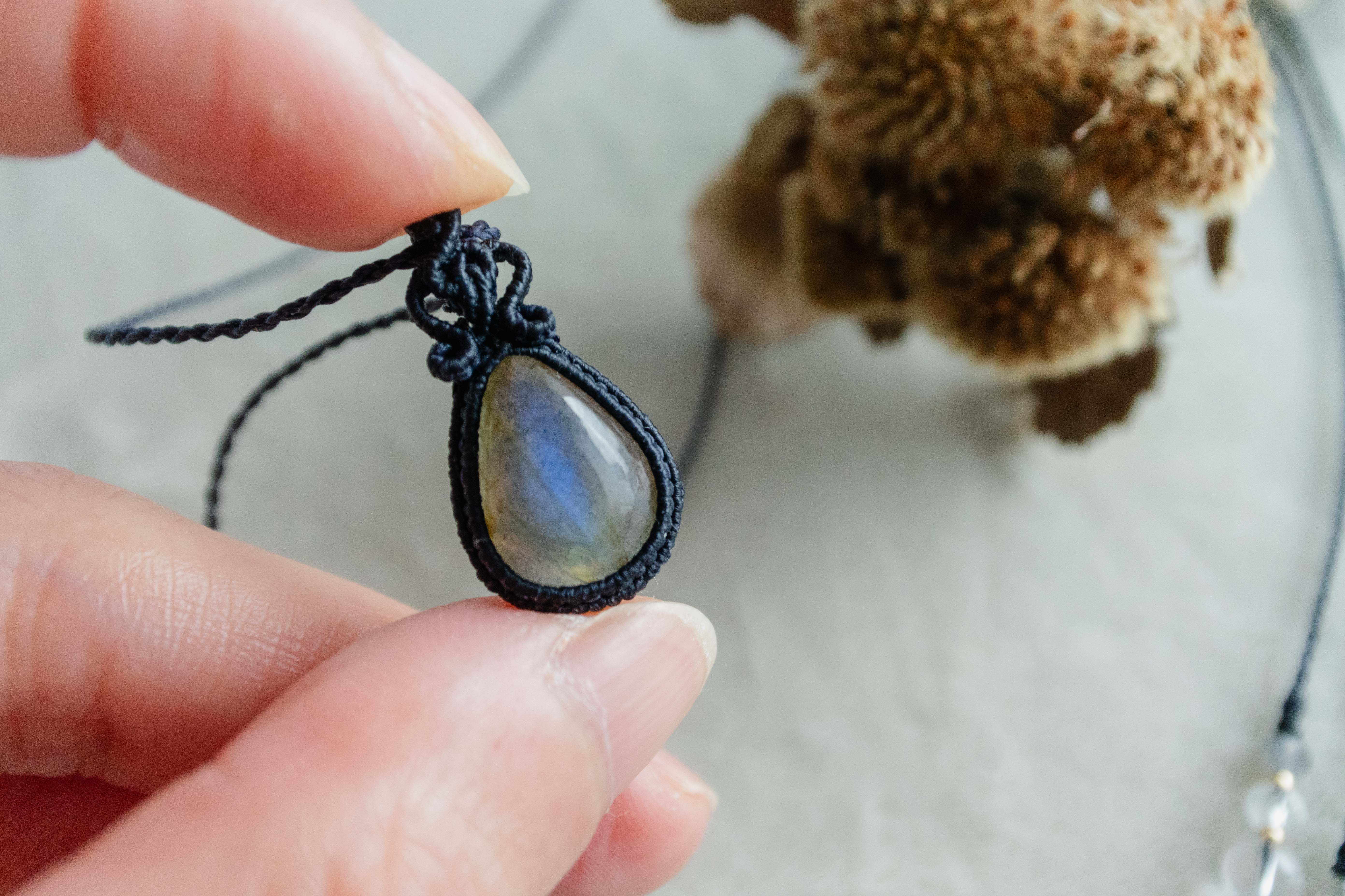 私だけのお守り・ラブラドライトのシンプルマクラメペンダント