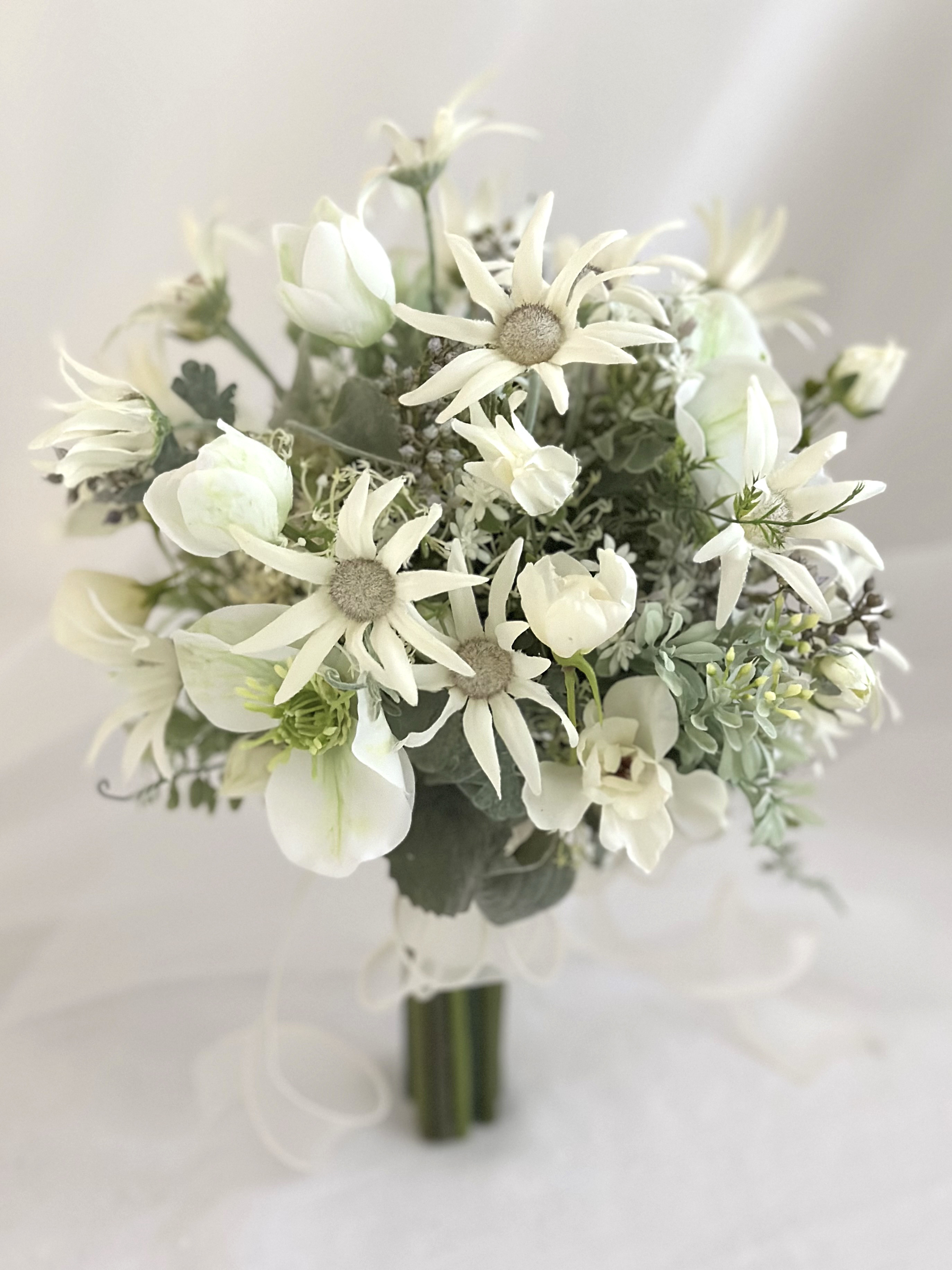 フランネルフラワーと小花のブーケ　ウェディングブーケ　ラウンドブーケ　ホワイトブーケ　シャビー　グリーンブーケ