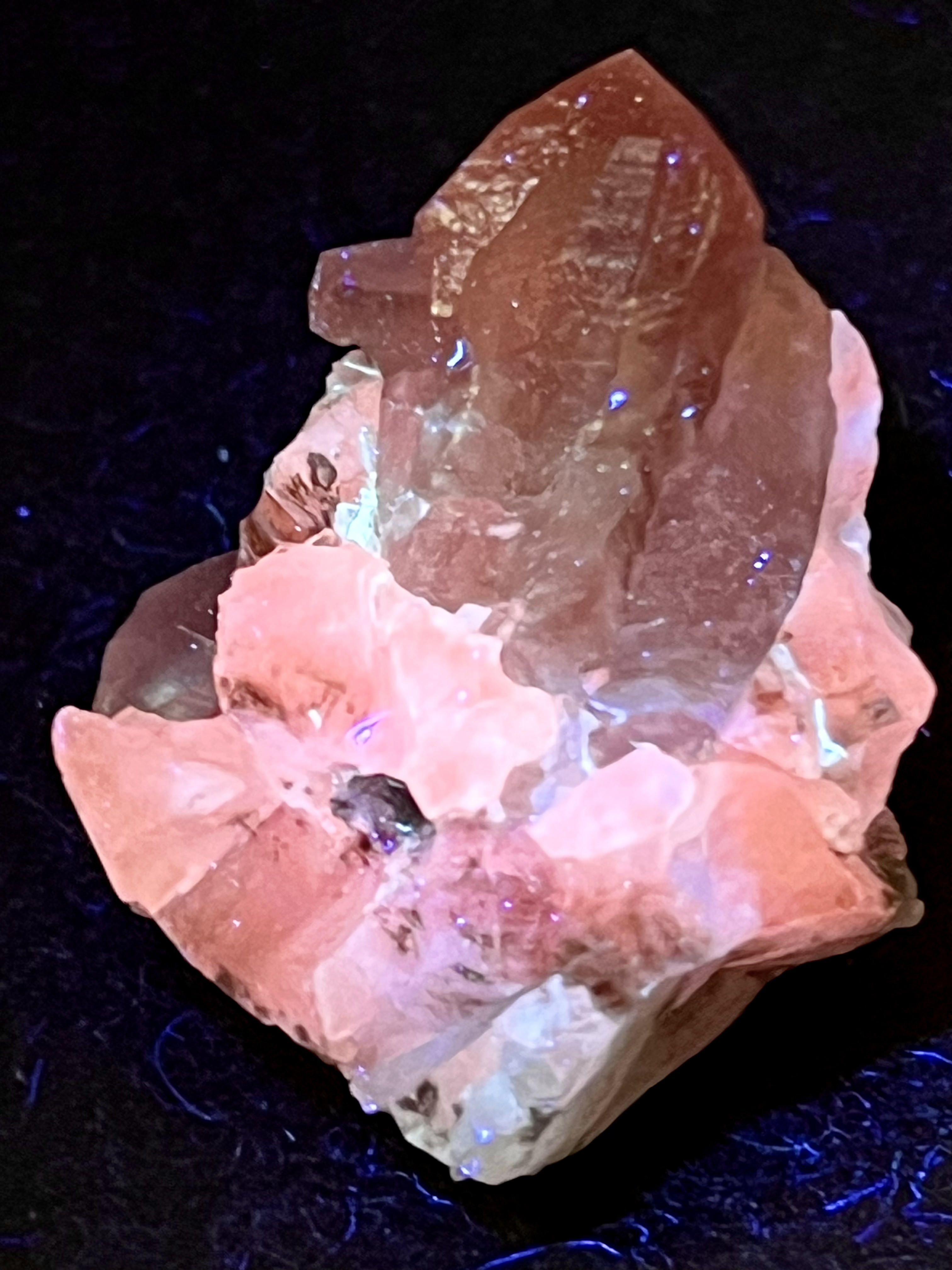 蛍光カルサイト共生☪︎⋆˚　ピンクアメジスト　ラフストーン　原石　クラスター