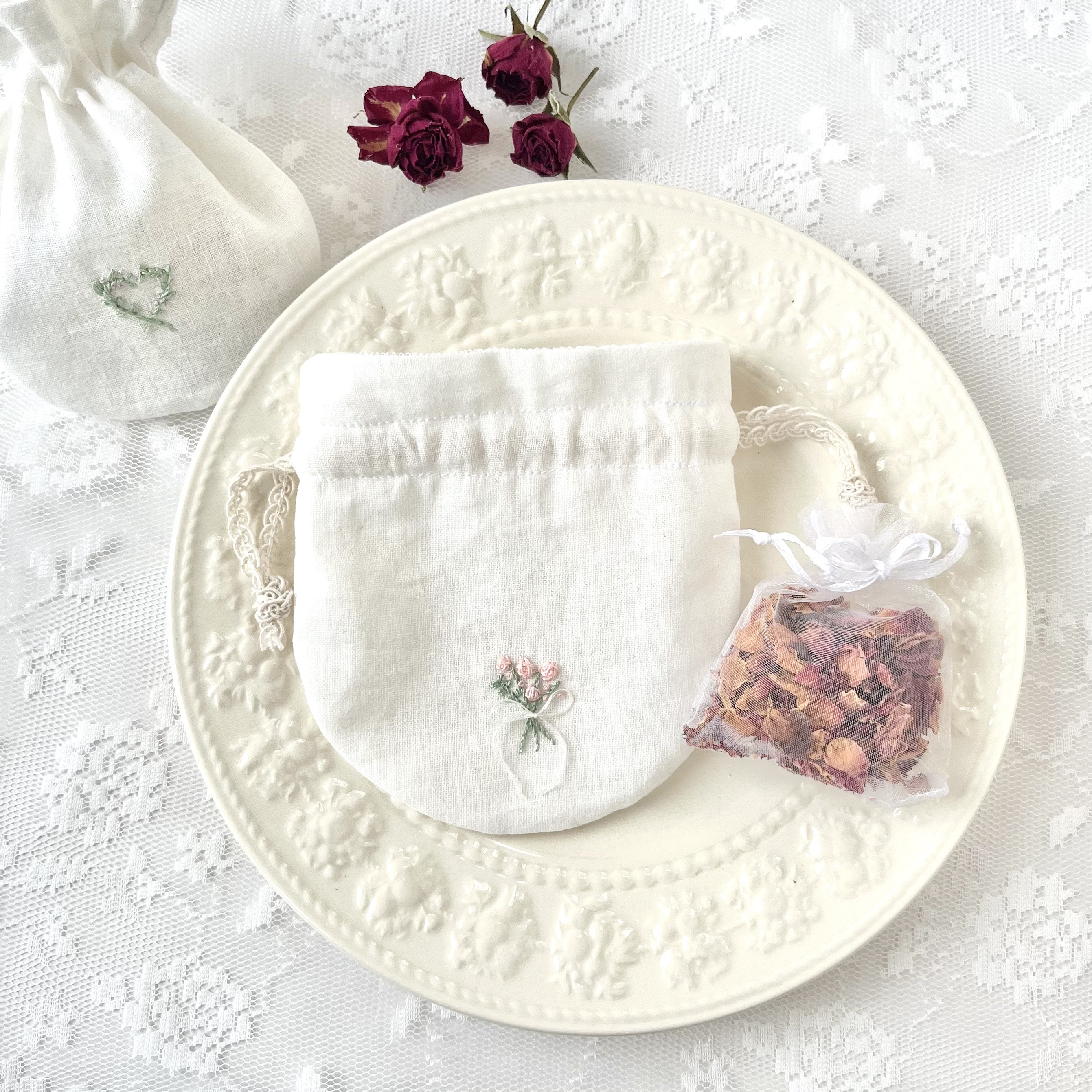 2308-2 手のひら巾着サシェ 香り袋 綿麻 レース ローズ刺繍 オレンジ お花の刺繍ポーチとポプリのセット＊ローズ サシェ 匂い袋 まる