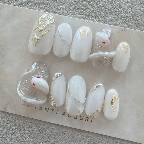 乳白色 蛇 2025年 干支 ネイルチップ ヘビ 清楚 清潔感 付け爪 爬虫類