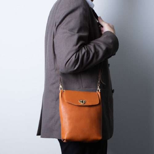 JAS M.B レザーショルダーバッグ　メンズ JAS M.B レザーショルダーバッグ メンズ