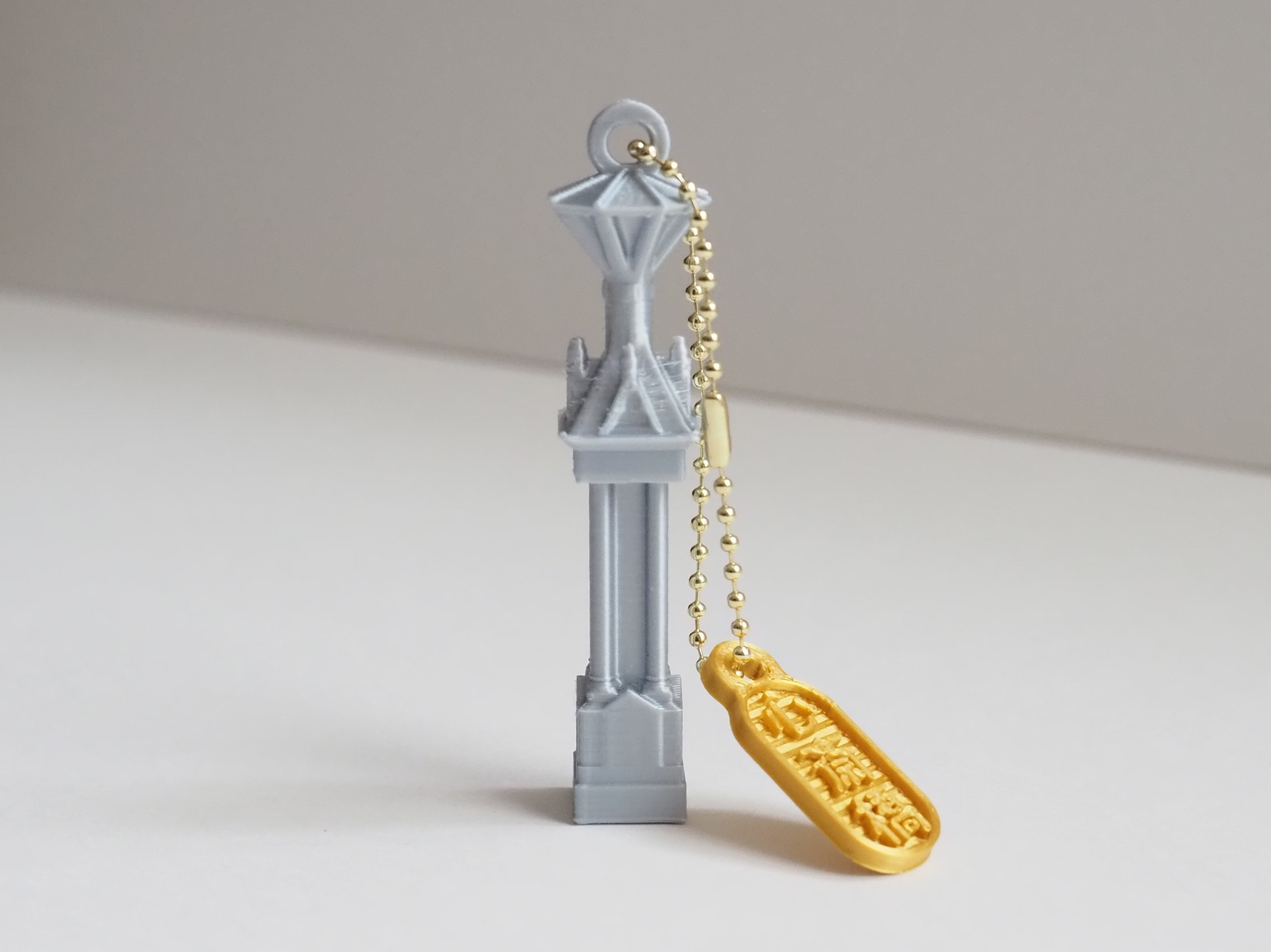 大阪心斎橋のガス灯のキーホルダー シルバー 高さ約88mm1/30