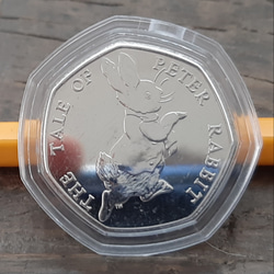 1977年発行のエリザベス2世騎馬像銀貨、透明ケース付き。英国記念