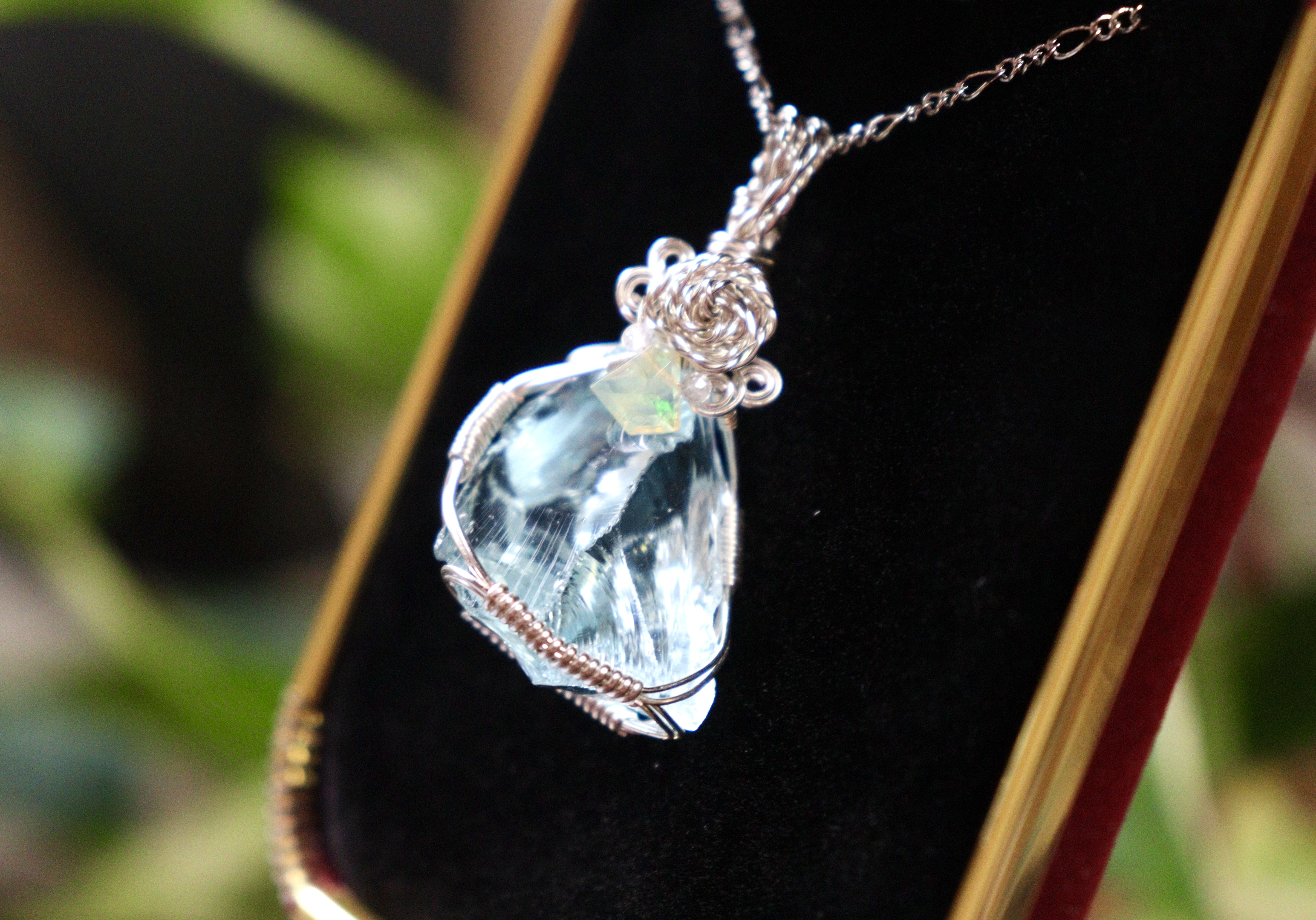 アンダラクリスタルのワイヤージュエリーネックレス✧アクアブルー✧天然石ペンダント