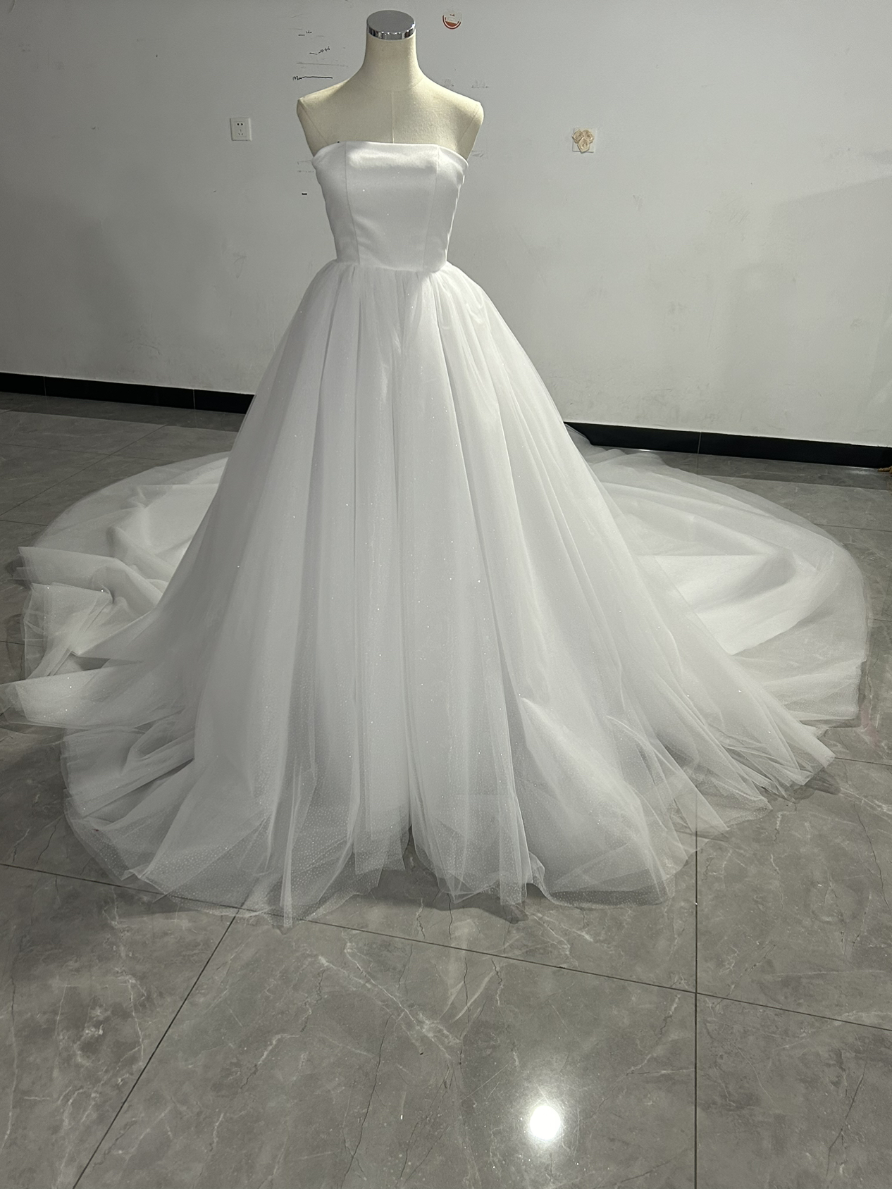 高品質！ウェディングドレス ベアトップ ロングトレーン キラキラチュール ファスナー 結婚式