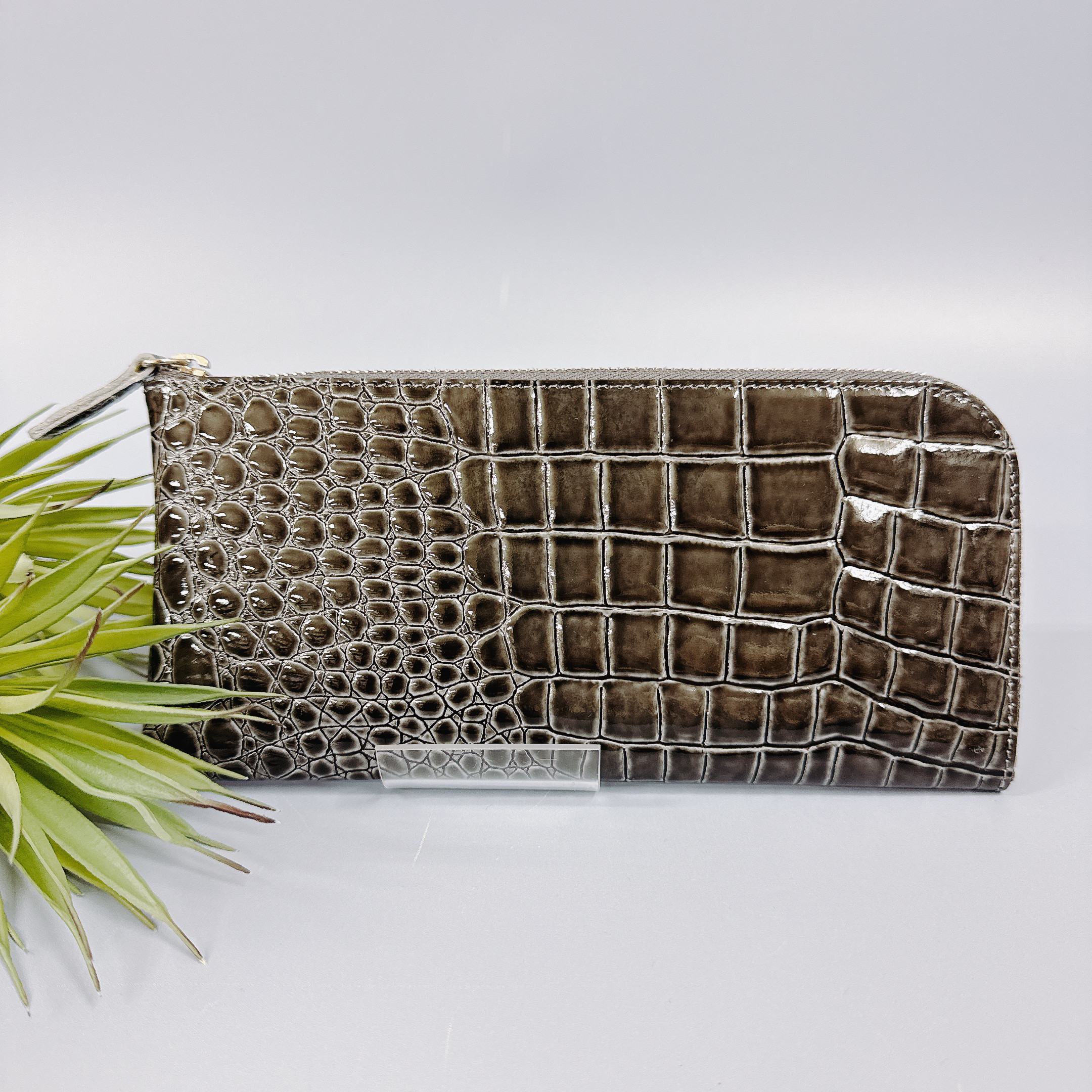 薄くて軽いL字長財布 14枚カードポケット エナメル クロコ 型押し グレー【Squeeze スクイーズ】