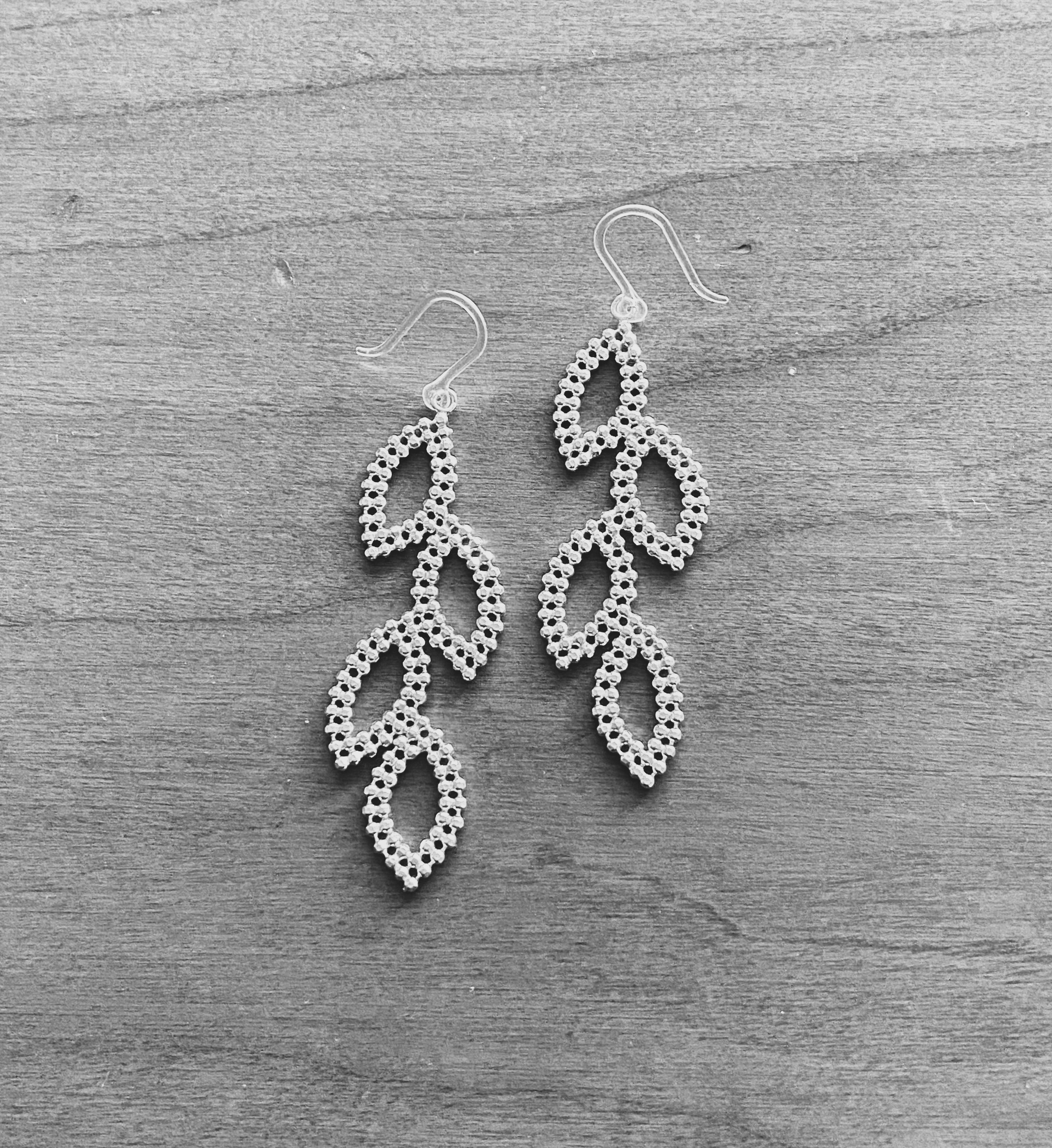 【925シルバー】”4枚リーフ”樹脂フックピアス