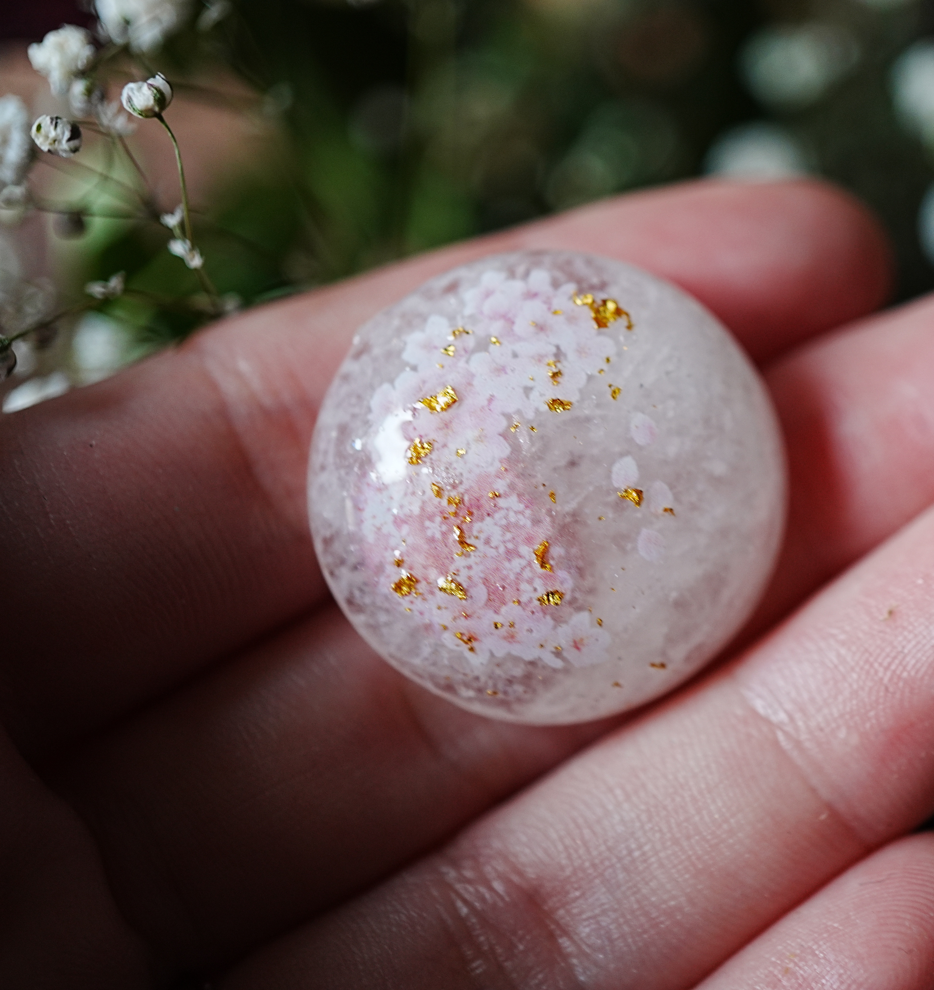 春の誕生花2026 天然石水晶と桜の帯留め  金箔入り　ポニーフック　ブローチ