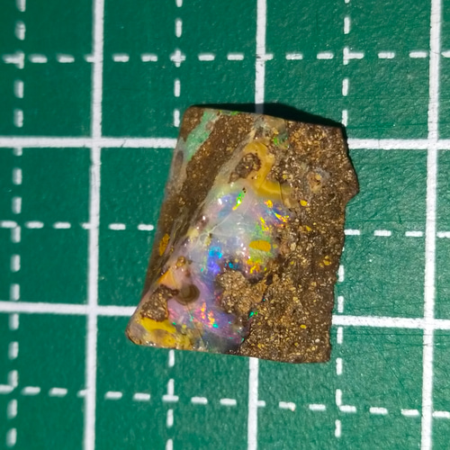 遊色が眩しいボルダーオパールのルースです 遊色が眩しいボルダーオパールのルースです