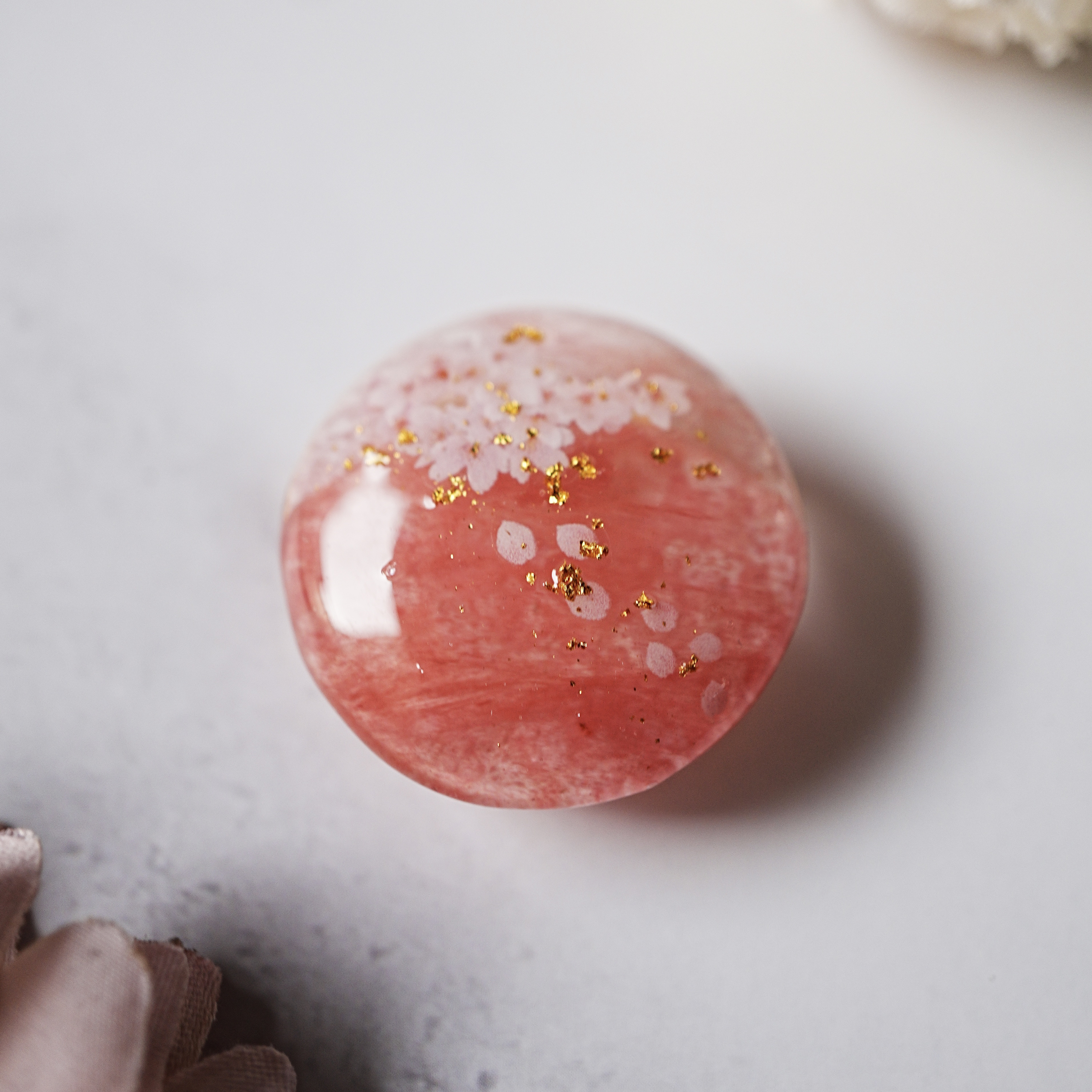 桜クォーツガラスと桜の帯留め  金箔入り　ポニーフック　ブローチ