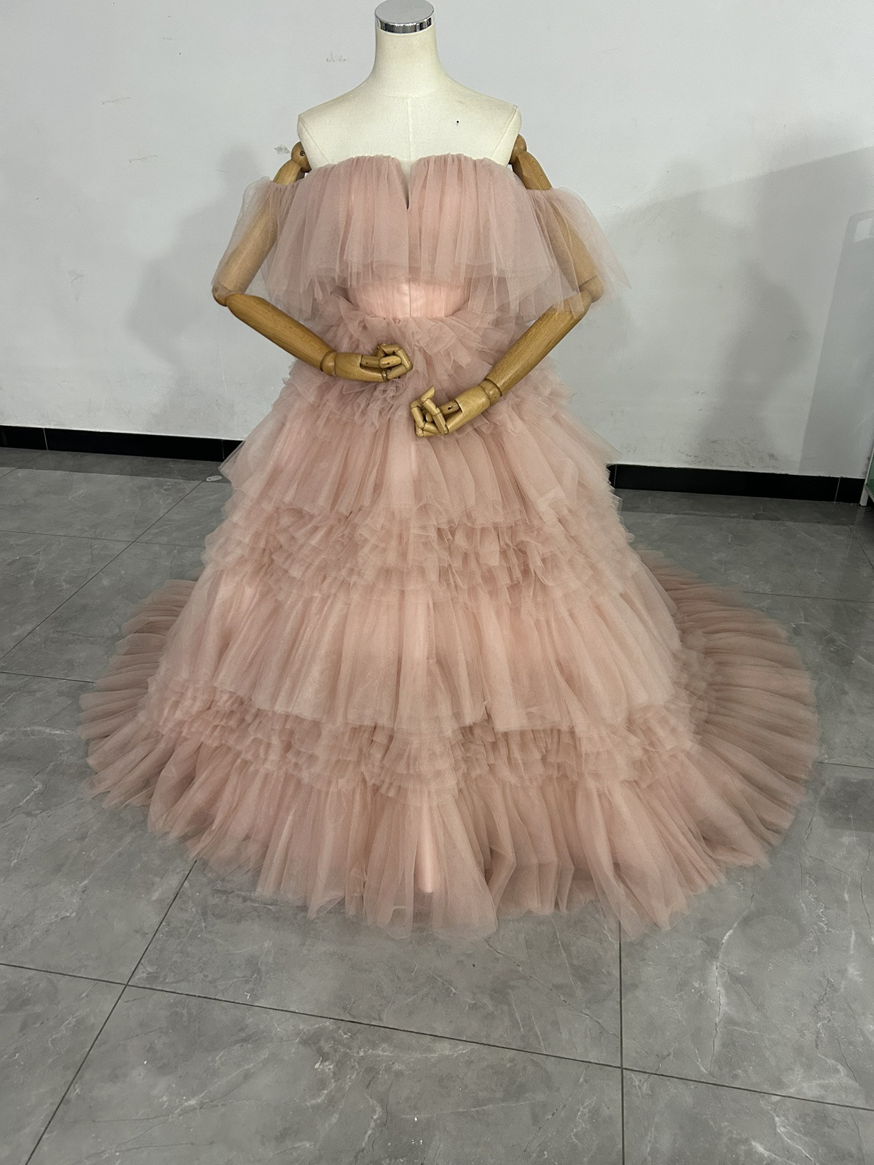 ピンクカラードレス　チュールドレス　フリルオフショルダー　お色直し　ふわふわ　もこもこドレ