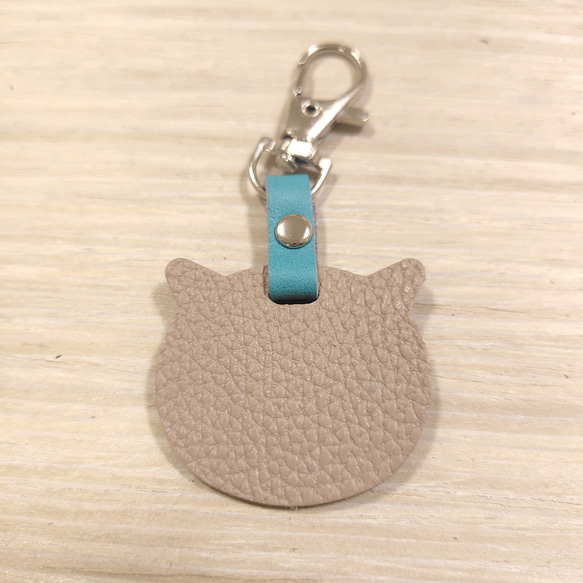 SOLD◆ハンドメイド ミニチャーム 猫②◆革紐 ミニ キーホルダー ねこ グレージュ 猫 タグ マーカー チャーム