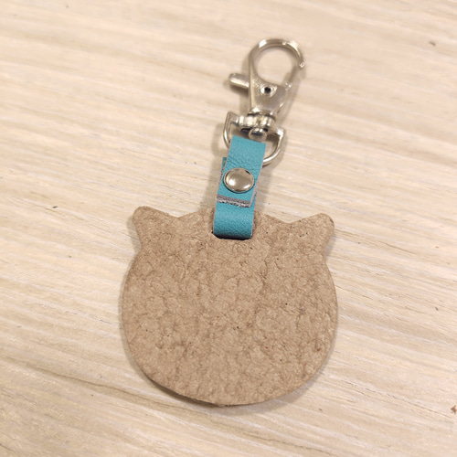 SOLD◆ハンドメイド ミニチャーム 猫②◆革紐 ミニ キーホルダー ねこ グレージュ 猫 タグ マーカー チャーム