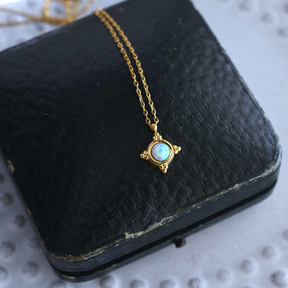 揺らめく遊色　ブルーオパール　クラシックフレーム　小さな　サージカルステンレスネックレス 5枚目の画像