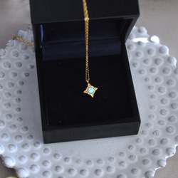 揺らめく遊色　ブルーオパール　クラシックフレーム　小さな　サージカルステンレスネックレス 7枚目の画像