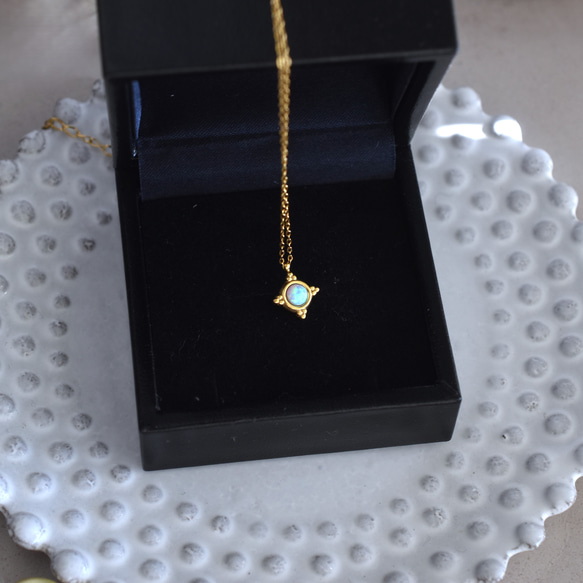 揺らめく遊色　ブルーオパール　クラシックフレーム　小さな　サージカルステンレスネックレス 7枚目の画像