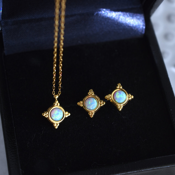 揺らめく遊色　ブルーオパール　クラシックフレーム　小さな　サージカルステンレスネックレス 4枚目の画像