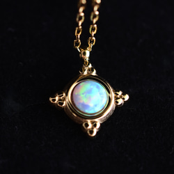 揺らめく遊色　ブルーオパール　クラシックフレーム　小さな　サージカルステンレスネックレス 3枚目の画像