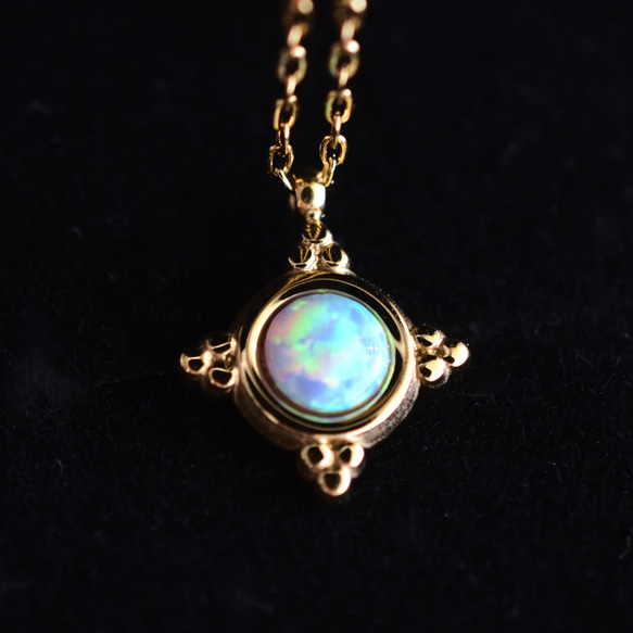 揺らめく遊色　ブルーオパール　クラシックフレーム　小さな　サージカルステンレスネックレス 3枚目の画像